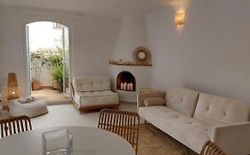 New Boho Home With Balcony, Private Garden And Communal Pool